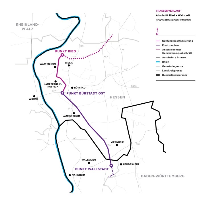 Eine schematische Karte zeigt den Abschnitt Ried–Wallstadt mit einer lila Trasse für den Ersatzneubau und einer gestrichelten Fortsetzung. Rhein, Landes- und Landkreisgrenzen sowie wichtige Orte sind markiert. Die Karte enthält eine Legende zur Bedeutung der Linien.